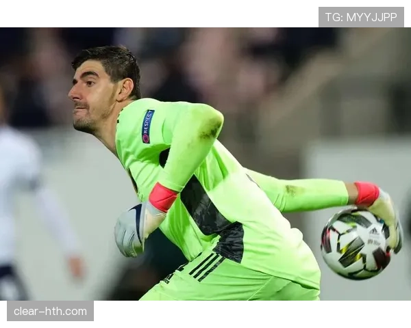 库尔图瓦荣膺金球奖，刷新门将历史标杆引热议